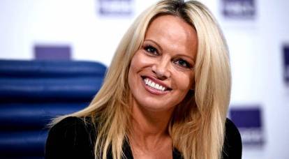 Pamela Anderson vihjasi suhteen Putinin kanssa