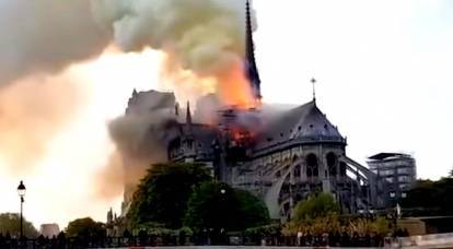Notre Dame Katedrali Paris'te yanıyor, bina çöküyor