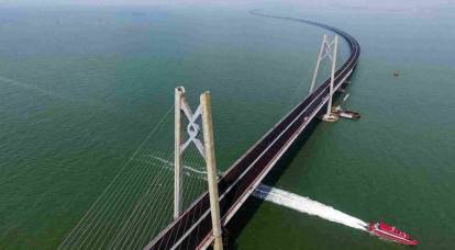 크림보다 가파르다 : 중국에서 열린 세계에서 가장 긴 다리