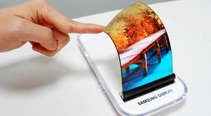 Samsung запатентовал смартфон со скручивающимся экраном