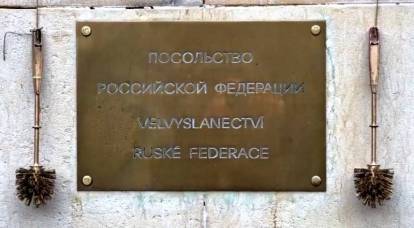 Выдворение российских дипломатов из Чехии спровоцировало столкновения у посольства РФ в Праге