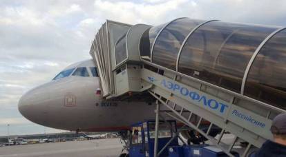 Sheremetyevo havaalanında Boeing-737'ye bir merdiven düştü