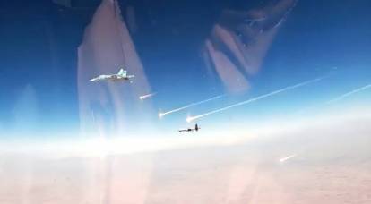 В Сети появились новые кадры сброса ЛТЦ с российского Су-34 на американский MQ-9, а также фото поврежденного винта