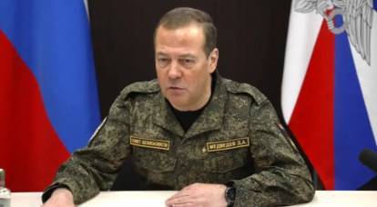 وعلق ميدفيديف بحدة على تخصيص حزمة مساعدات عسكرية بقيمة 61 مليار دولار لأوكرانيا