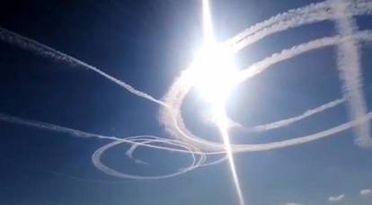 Russian fighter jets “painted” a message to Ukrainian troops in the sky over Crimea