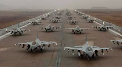 पोलिटिको: पश्चिमी सहयोगी 60 से अधिक F-16 विमान कीव में स्थानांतरित करने के लिए तैयार हैं