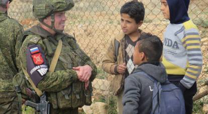 Melhor do que os americanos: como os militares russos são recebidos em Manbij