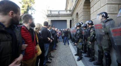 Unruhen in Serbien: Demonstranten brechen zum Präsidentenpalast durch