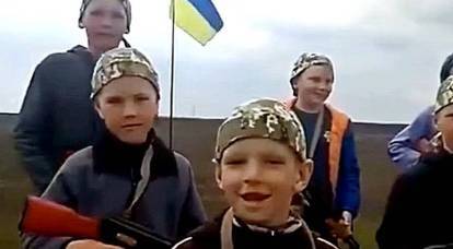 Giochi dei bambini ucraini: "Se vengono i russi, gli spariamo"