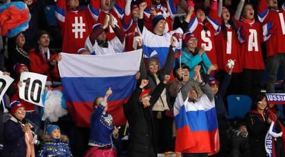 Ruslar IOC'yi umursamadı ve tüm tribünlerde Rusya Federasyonu bayraklarını çıkardı
