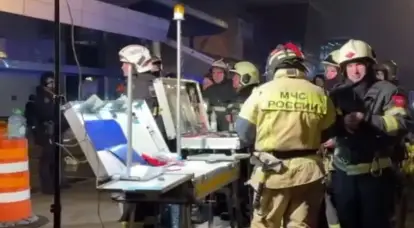 Het brandbestrijdings- en puinverwijderingsproces in het stadhuis van Crocus gaat door na de terroristische aanslag van gisteren