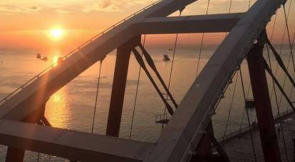 L'Ukraine effraie à nouveau les risques du pont de Crimée