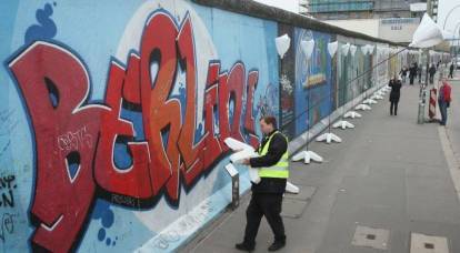 Almanya'da Berlin Duvarı'nın yıkılışı "Rusların aşağılanmasının bir sembolü" olarak adlandırılıyordu