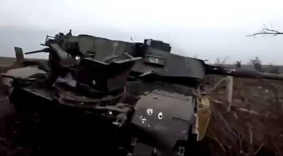 ロシア特殊部隊兵士がアヴディエフカ近郊で破壊されたエイブラムス戦車の内部からビデオを撮影