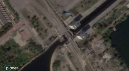 A ponte perto da usina hidrelétrica de Kakhovskaya foi significativamente danificada após os ataques das Forças Armadas da Ucrânia