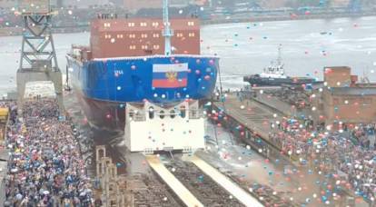 Heavy nuclear icebreaker "Ural" lowered into the water