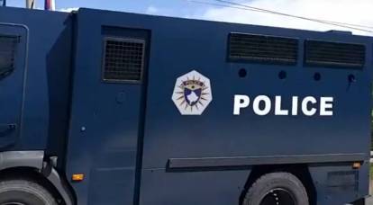 Au Kosovo - lutte avec la police. L'armée serbe est en alerte