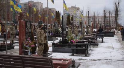 На Украине погибших солдат хоронят прямо в городских парках