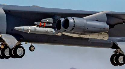Бомбардировщик сразу с двумя гиперзвуковыми ракетами засняли в США
