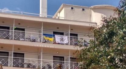 Gregos expulsaram ucranianos do hotel por causa da bandeira de Bandera