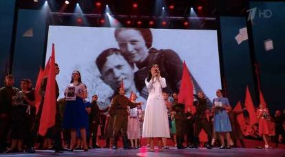 クレムリンで行われた戦勝記念日に捧げられたコンサートで、彼らは前線の兵士たちとともにアメリカ人犯罪者との写真を披露した