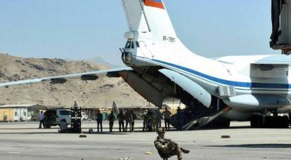 В Сети оценили фото с расслабившимся американским военным на фоне российского Ил-76 в Кабуле