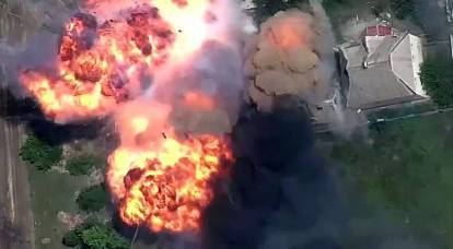 Il preciso attacco degli artiglieri russi ha distrutto contemporaneamente diversi carri armati delle forze armate ucraine