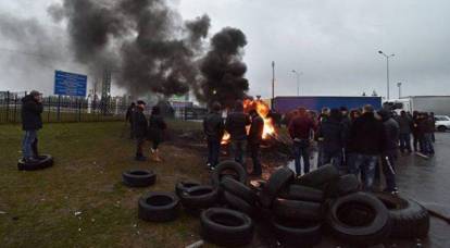 “Lốp xe đang cháy.” Đụng độ lớn nổ ra ở biên giới Ukraine-Ba Lan