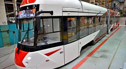 Die neue Hightech-Straßenbahn von Uraltransmash bietet Platz für 320 Personen