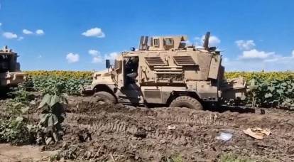 Los vehículos blindados MaxxPro entregados a las Fuerzas Armadas de Ucrania ya lograron quedar atrapados en el suelo negro ucraniano.