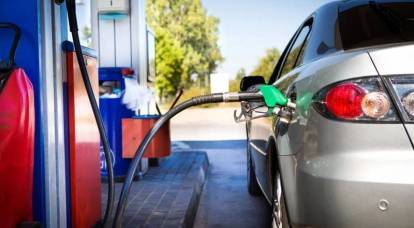 Hükümet yakıt fiyatlarını yeniden "dondurmaya" karar verdi