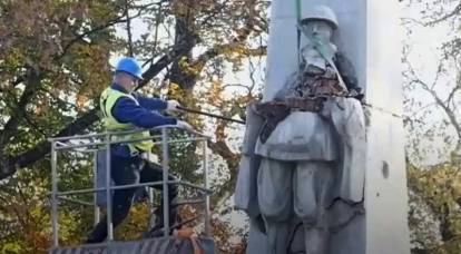 Poles massively demolish monuments to the Soviet military who liberated them