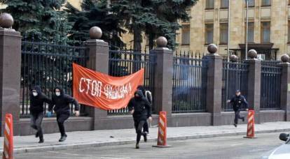 Apa sing ditindakake rezim Kyiv kanthi ngrusak monumen lan nglarang basa Rusia