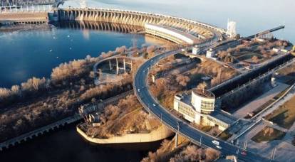 Il video ha catturato i momenti dell'arrivo dei razzi attraverso la centrale idroelettrica di Dnieper a Zaporozhye