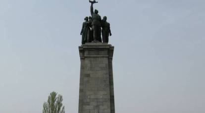 תושבי בולגריה לא אפשרו לאנשים עם דגלי אוקראינה לפרוץ אל האנדרטה לחיילי הצבא הסובייטי