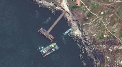 Снимки острова Змеиный: российский флот пригнал баржу с подъемным краном