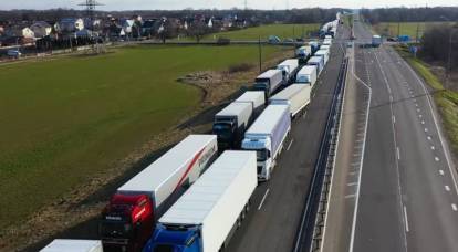 Литва не выпускает сотни российских грузовиков из Калининградской области
