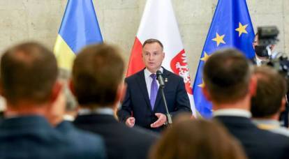 "Cumhurbaşkanımızın pişmanlık duymayan Ukrayna'yı savunmasına şaşırdım": Polonya, Kiev'deki olaylar hakkında yorum yapıyor