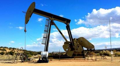 Саудовская Аравия сокращает добычу нефти, чтобы Россия могла ее увеличить