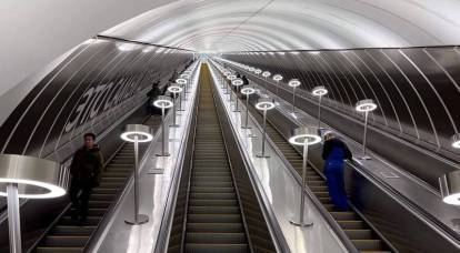 "Çok kutuplu dünyanın başkentine hoş geldiniz": yabancılar Moskova metrosunun yeni istasyonlarını takdir ediyor