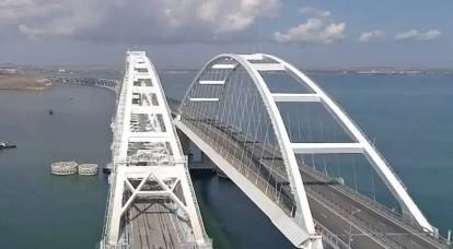 Un diplomático lituano recomendó tomar una foto en el puente de Crimea “mientras aún haya tiempo”