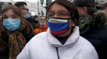 Пылающий Кремль и армия в Москве: как врали в день общероссийского митинга