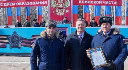 El oficial que fue "enterrado" por propagandistas ucranianos en Siria presentó premios