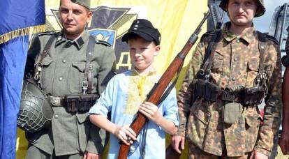 Украинским школьникам ставят в пример «доблесть» СС