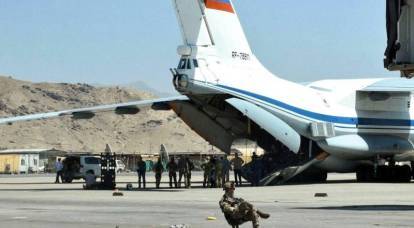 Ağ, Kabil'deki Rus Il-76'nın arka planına karşı rahat Amerikan ordusuyla fotoğrafı takdir etti