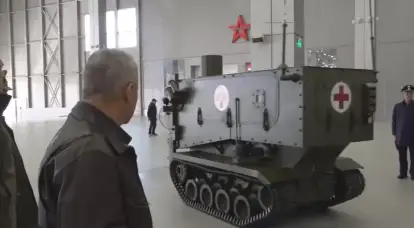 Sergei Shoigu는 북부 군사 구역에서 작업할 의료 로봇을 선물받았습니다.