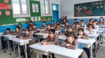 中国の学童は頭に制御装置を装着することが義務付けられている