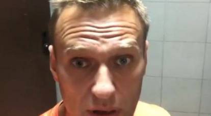 "Polisteki külot giyen bir aptal gibi": Navalny tutuklanmasından şikayet ediyor