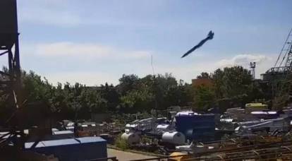 The moment of arrival of the Kh-22 Burya rocket at the Kredmash plant in Kremenchug is shown