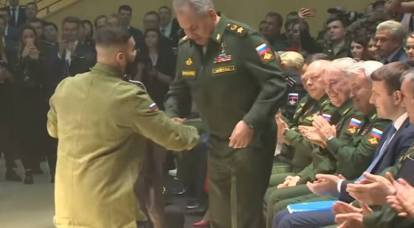 Timati ha mostrato ai militari una collezione di abiti creati in collaborazione con il Ministero della Difesa